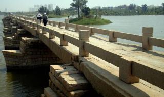 中国现代古代最长的连梁板石桥是 连梁式石板平桥